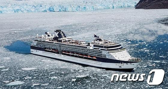 본문 이미지 - 셀러브리티 크루즈가 ‘2016년 유럽& 알래스카 예약 특전’ 프로모션을 선보인다.  사진은 대자연의 경이로움을 느낄 수 있는 알래스카 위의 크루즈의 모습.  사진 제공/ 셀러브리티 크루즈 ⓒ News1 travel