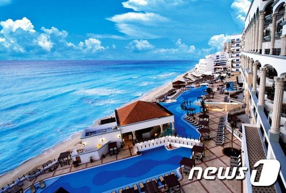 본문 이미지 - 칸쿤의 플라자 라 이슬라와 쿠쿨칸 몰 등의 쇼핑몰이 약 5분 거리에 있는 하얏트 지라라 리조트는 16세 이상 예약 가능한 성인 전용 리조트다. 사진 제공/ 허니문리조트 ⓒ News1 travel