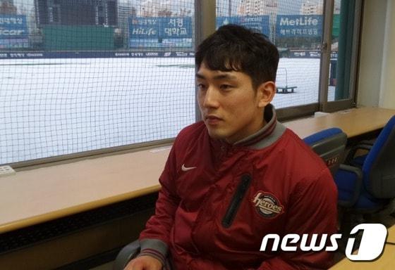 본문 이미지 - 올 시즌 부침이 컸던 넥센 히어로즈 서건창이 2016시즌 재도약을 다짐하며 굵은 땀을 흘리고 있다. 3일 목동구장에서 취재진과 이야기를 하고 있는 모습. ⓒ News1