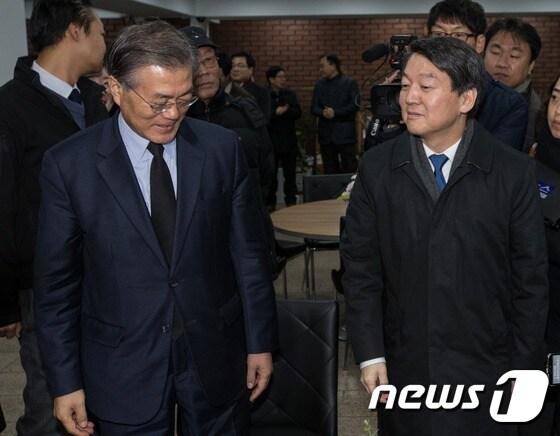 본문 이미지 - 문재인 더불어민주당(새정치연합) 대표(왼쪽)와 국민의당 소속 안철수 의원. ⓒ News1 오대일 기자