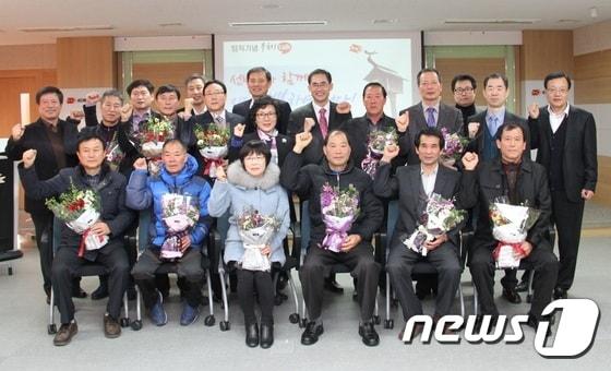 본문 이미지 - 전북지방우정청(청장 김병수)은 30일 우정청 서비스아카데미홀에서 군산경암동우체국 이봉재 국장 등 11명의 정년·명예퇴직자와 우정청 전 직원이 참석한 가운데 퇴임식을 갖고 기념촬영을 하고 있다.(전북우정청제공)/뉴스1ⓒ News1