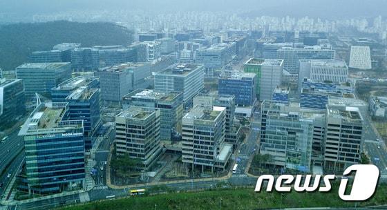 본문 이미지 - 정용선 경기지방경찰청장이 31일 오전 경기도내 주요 국도 및 고속도로에 대한 출근길 소통 및 점검을 했다. 사진은 하늘에서 바라본 판교테크노밸리. (경기사진공동취재단) 2015.12.31/뉴스1