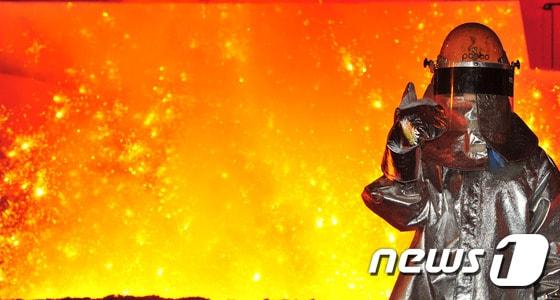 본문 이미지 - 포스코 포항제철소 2고로 주상에서 근로자들이 쇳물을 생산하는 출선 작업을 하고 있다. &#40;자료사진&#41; 2016.1.3/뉴스1 ⓒ News1 최창호 기자