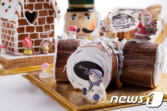 본문 이미지 - 르네상스 서울 호텔은 크리스마스를 맞이하여 특별 메뉴와 케이크를 선보인다. 사진 제공/ 르네상스 서울 호텔 ⓒ News1 travel