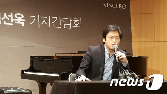 본문 이미지 - 피아니스트 김선욱이 4일 광화문 금호아트홀에서  최근 출시된 자신의 음반과 지휘자 파보 예르비, 도이치 캄머필하모닉과의 협연을 설명하고 있다. ⓒ News1