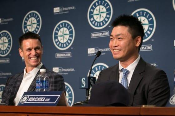 본문 이미지 - 아오키 노리치카(33)가 4일(한국시간) 미국 워싱턴주 시애틀 세이프코 필드에서 입단 기자회견을 갖고 "뇌진탕 후유증에 대해 전혀 걱정할 것이 없다"고 말했다. (시애틀 매너리스 구단 트위터) ⓒ News1