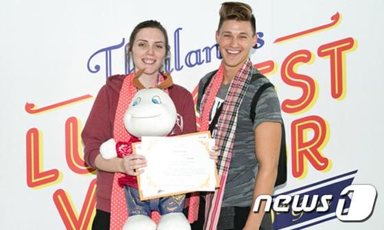 본문 이미지 - 27번째 '타일랜드 럭키스트 비지터'로 선정된 미국인 관광객 첼시아 그래함. 사진 제공/태국관광청 ⓒ News1