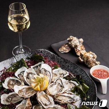 본문 이미지 - 노보텔 엠배서더 강남은 한국인의 입맛에 맞게 메뉴를 구성한 제철 굴 요리를 선보인다. 사진 제공/ 노보텔 엠배서더 강남 ⓒ News1travel