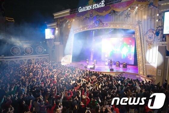 본문 이미지 - 롯데월드 어드벤처는 12월 18일 아이돌 공연과 다양한 이벤트가 준비된 '이어 엔드 나이트 파티'를 개최한다. 사진 제공/ 롯데월드 ⓒ News1travel