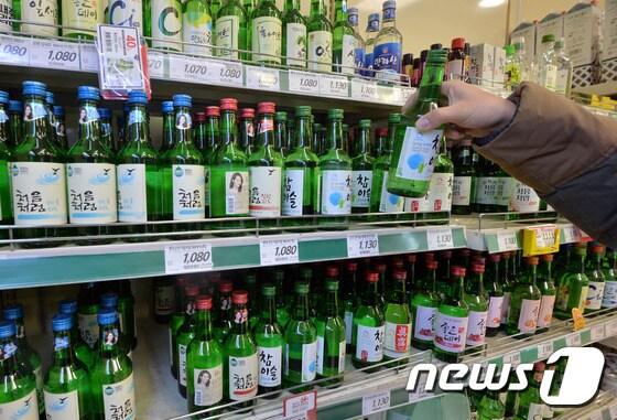 본문 이미지 - 소주가 마트에 진열돼 있다. / 뉴스1 ⓒ News1 김명섭 기자