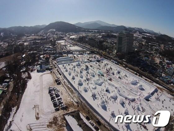 본문 이미지 - 제24회 대관령 눈꽃축제가 2016년 1월 8일부터 31일까지 강원도 평창군 대관령면 횡계리 일대에서 펼쳐진다. 사진 제공/ 대관령눈꽃축제위원회 ⓒ News1