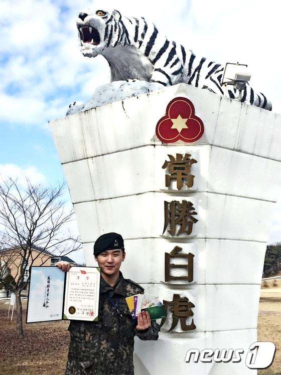 본문 이미지 - 7일 육군 제36보병사단(사단장 구원근) 백호저축왕에 선정된 양경석 소위가 상장을 들고 포즈를 취하고 있다.(사진제공=36사단_.2015.12.07/뉴스1 ⓒ News1 권혜민 기자