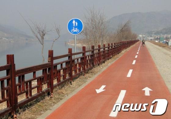 본문 이미지 - 내년 말까지 의암호 자전거 도로가 춘천댐까지 이어진다.ⓒ News1 travel