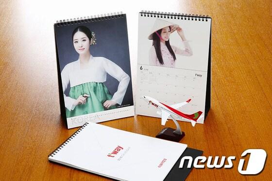 본문 이미지 - 티웨이항공은 승무원들이 직접 참여한 새해 달력을 제작했다. 달력에는 이국적인 승무원의 모습과 각 나라의 아름다운 의상, 배경이 담겼다. 사진 제공/ 티웨이항공 ⓒ News1travel