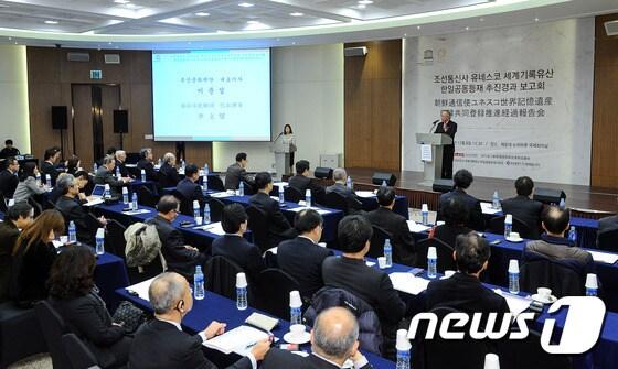 본문 이미지 - 8일 오후 부산 해운대구 누리마루에서 열린 '조선통신사 유네스코 세계기록유산 한일 공동 등재 추진경과 보고회’에 참석한 이문섭( 부산문화재단 대표이사)  한국측 공동추진위원장이 개회사를 하고 있다. 한일 양국 추진위원회는 세계기록유산 등재 신청에 앞서 내년 1월 말 일본 쓰시마에서 공동등재 조인식을 하고, 3월 중 등재 신청서를 유네스코에 낼 예정이다. 등재여부는 유네스코의 최종 실사와 심의를 거쳐 2017년 7월께 결정된다. 2015.12.8/뉴스1 ⓒ News1 이승배 기자