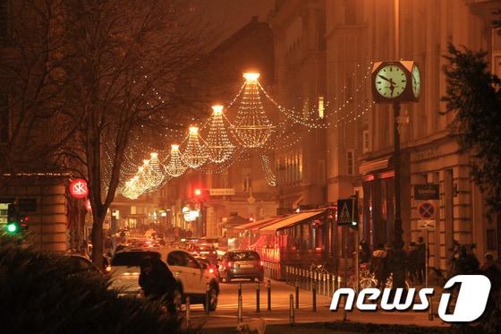 본문 이미지 - 저녁 6시 10분 전. 자그레브는 어둠은 오후 4시가 넘으면 찾아온다. 상점들은 하나, 둘 불을 켜며, 거리는 밝히는 수많은 조명들이 크리스마스 마켓을 알린다. 자그레브는 지난달 28일부터 시작해 오는 1월 10일까지 계속되는 자그레브에서 크리스마스마켓을 즐겨보자 뉴스1트래블 ⓒ News1 travel 조용식 기자