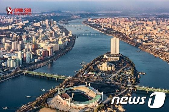 본문 이미지 - 싱가포르의 북한 전문 사진작가 아람 판씨는 최근 자신의 페이스북 계정(www.facebook.com/dprk360)에 '평양 비행기 관광' 사진을 공개했다. 사진은 대동강에 위치한 '양각도'의 모습. ⓒ News1