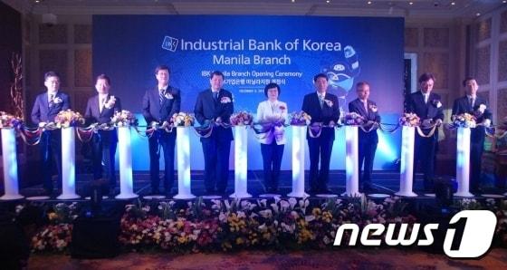 본문 이미지 - 8일 IBK기업은행 마닐라지점 개점식에 참석한 주요 인사들이 테이프 커팅을 하고 있다. 왼쪽부터 김규갑 기업은행 마닐라 지점장, 이호익 필리핀 한인상공회의소 회장, 최원목 아시아개발은행 상임이사, 네스터 에스페닐라 필리핀중앙은행 부총재, 권선주 기업은행장, 김재신 주필리핀 대한민국 대사, 김근한 필리핀한인총연합회 회장, 허관 ㈜나노스 필리핀법인장, 윤준구 기업은행 글로벌자금시장그룹 부행장 ⓒ News1
