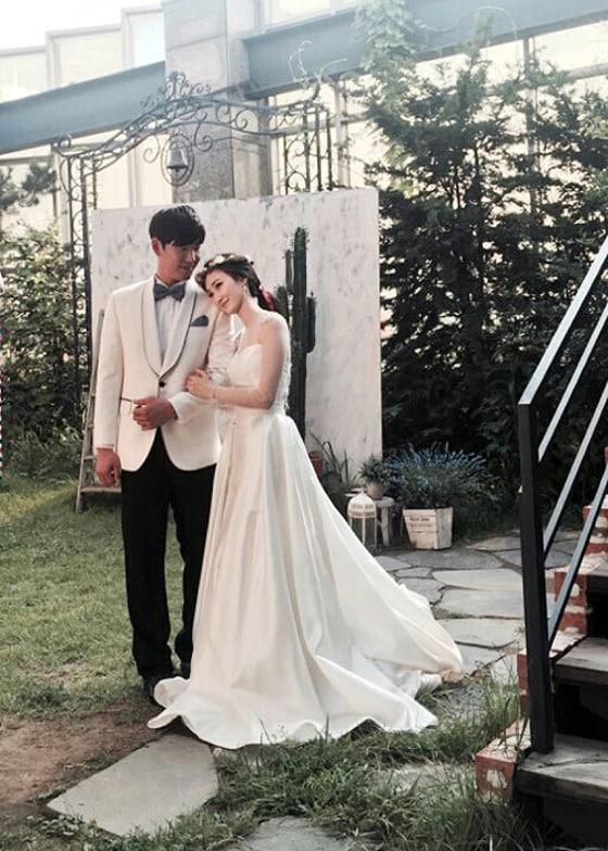 본문 이미지 - 두산 베어스 김재호가 12일 오후 3시 서울 강남구 삼성동에 위치한 벨라지움컨벤션에서 신부 김혜영씨(29)와 화촉을 밝힌다. (두산 베어스 제공) ⓒ News1