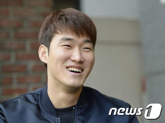 본문 이미지 - 광저우 푸리 장현수가 서울 광진구의 한 카페에서 뉴스1과 인터뷰를 하고 있다.  ⓒ News1 안은나 기자