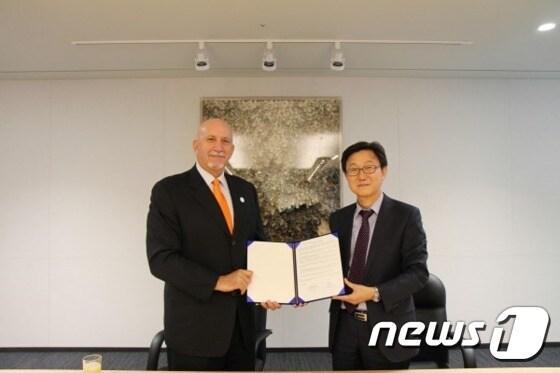 본문 이미지 - 지난 3일 괌정부 관광청과 MBC플러스는 관광 활성화와 콘텐츠 제작 및 홍보를 위해 MOU협약을 채결했다.사진 제공/ 괌정부관광청 ⓒ News1travel