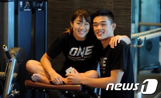 본문 이미지 - 안젤라 리(좌측), 크리스천 리 남매가 7일(현지시간) 필리핀 마닐라의 호텔짐에서 활짝 웃고 있다. ⓒ AFP=뉴스1