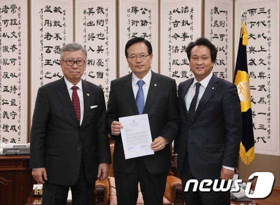 본문 이미지 - 정의화 국회의장(가운데)이 9일 오후 국회에서 김창준 전 미 하원의원(왼쪽)으로부터 에드 로이스 미 하원 외교위원장 등의 경기도 오산 '평화공원 조성 지지' 서한을 전달받고 기념사진을 찍고 있다. 오른쪽은 안민석 새정치민주연합 의원. (국회 대변인실 제공) ⓒ News1