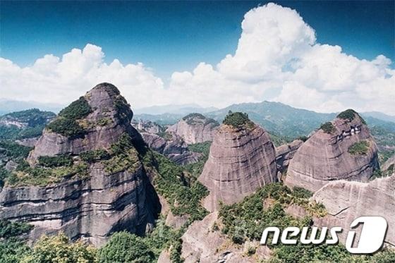 본문 이미지 - 세계지질공원 운대산은 가파른 협곡을 비롯해 계곡과 폭포 등의 다양한 자연환경을 갖추고 있는 중국 대표 공원으로 거대함을 자랑하며, 사계절 다양한 모습으로 관광객들을 맞이한다. 사진 출처/ 허난관광국 ⓒ News1 travel