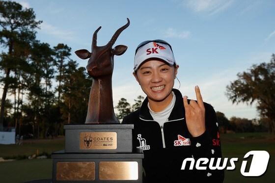 본문 이미지 - 최나연(28·SK텔레콤)이 1일(한국시간) 열린 LPGA투어 2015시즌 개막전 코츠 챔피언십에서 우승한 뒤 포즈를 취하며 밝게 웃고 있다. ⓒ AFP=News1
