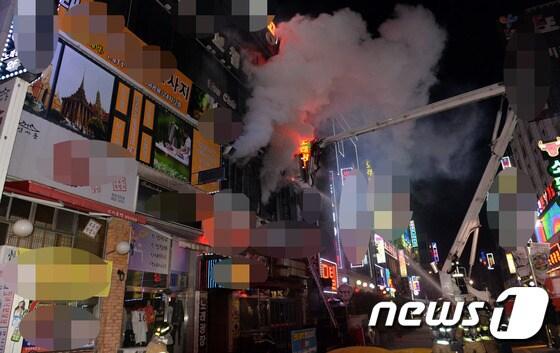 본문 이미지 - 1일 오전 2시5분께 경기 안산시 단원구 고잔동 한 노래방에서 불이 나 20명이 병원 치료를 받았다. ⓒ News1