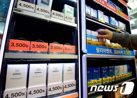본문 이미지 - 국산 담배의 시장 점유율이 1986년 담배시장이 개방된 뒤 처음으로 외국산보다 떨어진 것으로 조사됐다. / 사진 = 박지혜 기자 ⓒ News1
