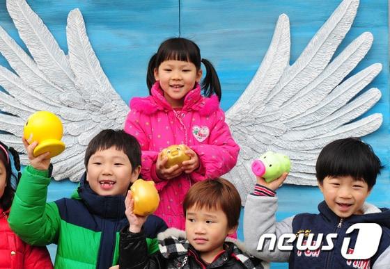 본문 이미지 - 전북 전주시 노송동주민센터 앞 '천사의 날개' 앞엣 선 어린이들. /뉴스1