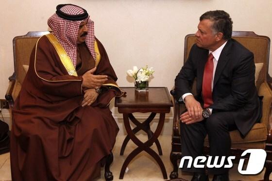 본문 이미지 - 9일(현지시간) 하마드 빈 이사 알할리파 바레인 국왕(왼쪽)이 요르단 암만을 찾아 압둘라 2세 요르단 국왕과 회동하고 있다. 하마드 국왕은 급진 수니파 무장세력 이슬람국가(IS)에 의해 공군 조종사를 잃은 요르단에 IS 격퇴를 위한 군사지원을 약속했다.ⓒ AFP=뉴스1
