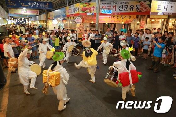 본문 이미지 - 대인예술시장 야(夜)시장에서 예술인들이 공연을 하고 있다.(별장프로젝트 사무국 제공)2015.2.11.ⓒ News1