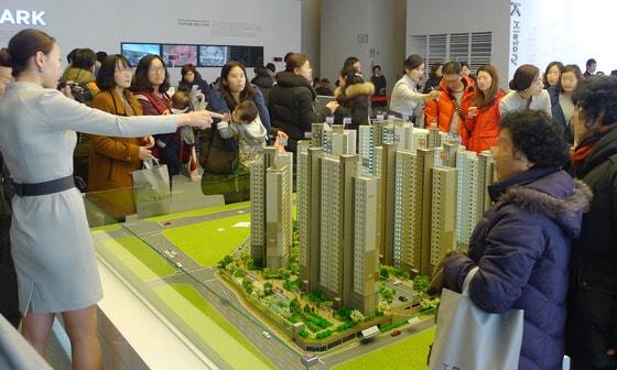 본문 이미지 - 모델하우스를 방문한 고객들에게 도우미가 전체적인 단지에 대해 소개하고 있다. /제공=현대산업개발 ⓒ News1