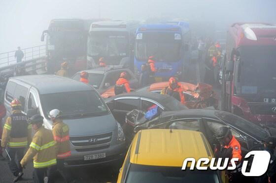 본문 이미지 - 인천 영종대교에서 106중 추돌사고가 발생한 11일 사고 현장에서 사고처리 작업이 벌어지고 있다. ⓒ News1 민경석 기자