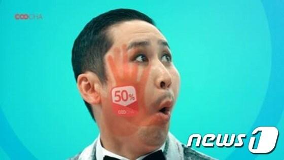 본문 이미지 - 모바일 핫딜쇼핑 포털 &acute;쿠차&acute;가 신동엽을 메인 모델로 내세운 일명 &acute;싸다구&acute; TV 광고. 쿠차는 옐로모바일이 서비스 중으로 인수합병(M&A)을 통해 몸집을 불려왔다. ⓒ News1