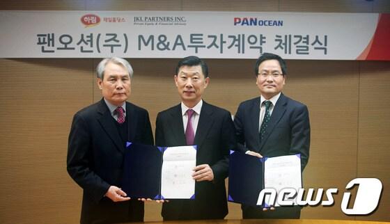 본문 이미지 - 사진 왼쪽부터 김유식 팬오션 부회장, 김홍국 하림그룹 회장, 정장근 JKL파트너스 대표. ⓒ News1 