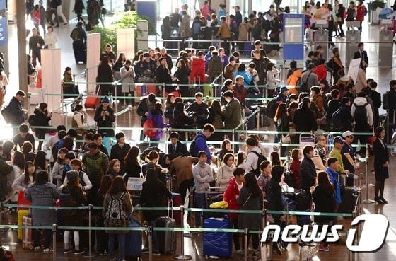 본문 이미지 - 설 연휴를 앞둔 13일 오전 인천국제공항 출국장 2015.2.13/뉴스1 ⓒ News1 박지혜 기자