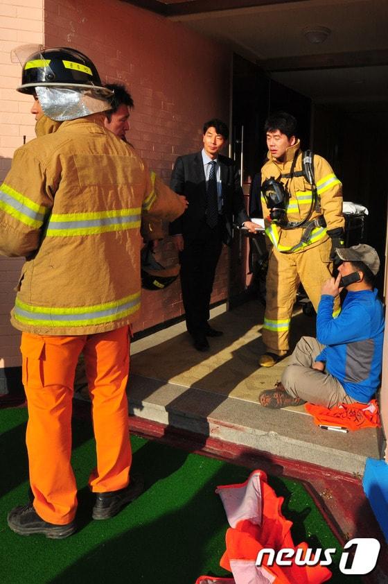 본문 이미지 - 14일 오후 3시15분께 경북 경주시 마동 코오롱호텔 지하 1층에서 보온단열재 교체작업 도중 다량의 이산화탄소가 누출돼 근로자 1명이 숨지고 6명이 부상했다. 출동한 119구조대원들이 부상자 이송을 준비하고 있다. ⓒ News1 최창호 기자