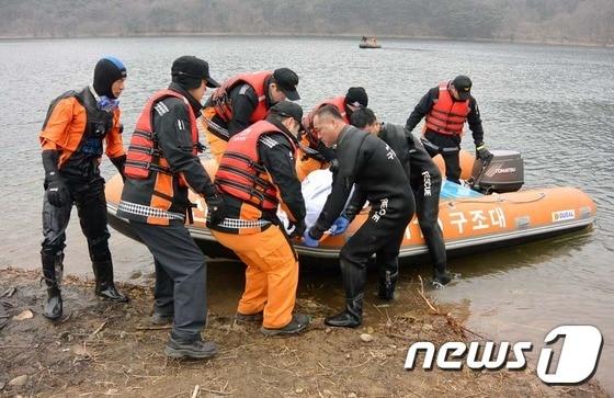 본문 이미지 - 15일 서산소방서 119 구조대가 산수저수지서 일본인 유학생 야마다 사토시씨의 사체를 인양하고 있다ⓒ News1
