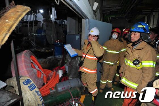 본문 이미지 - 지난 14일 이산화탄소(CO₂) 누출로 7명의 사상자가 발생한 경주 코오롱호텔에서 119구조대원들이 현장을 수습하고 있다./최창호 기자 ⓒ News1