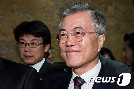 본문 이미지 - 문재인 새정치민주연합 대표를 비롯한 의원들이 16일 서울 여의도 국회에서 의원총회를 마치고 이완구 국무총리 후보자 임명동의안 표결을 위해 본회의장에 입장하고 있다. 2015.2.16/뉴스1 ⓒ News1 유승관 기자