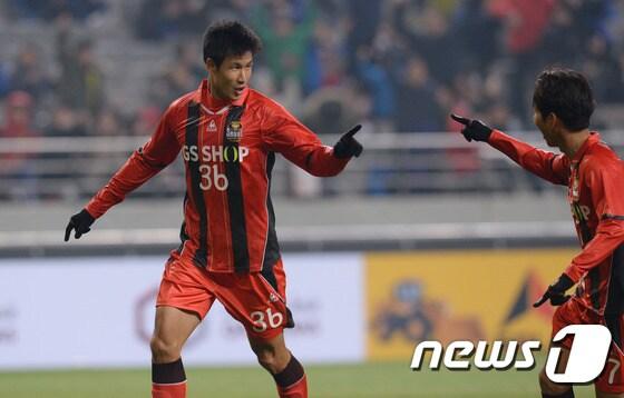본문 이미지 - FC서울 정조국이 17일 서울월드컵경기장에서 열린 ACL 플레이오프 하노이와의 경기에서 득점을 터트린 뒤 환호하고 있다. (FC서울 제공) ⓒ News1