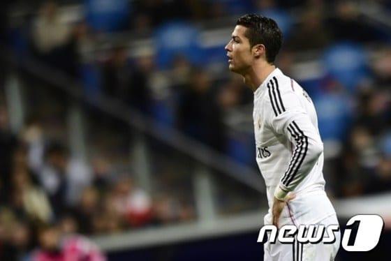 본문 이미지 - 네팔 지역의 지진 피해 복구를 위해 크리스티아누 호날두가 85억원을 기부했다는 것은 사실이 아닌 것으로 밝혀졌다. ⓒ AFP=News1