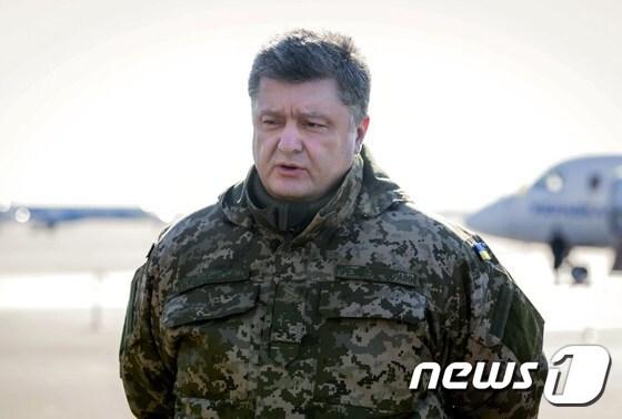 본문 이미지 - 페트로 포로셴코 우크라이나 대통령이 18일(현지시간) 군복을 입은 모습으로 친러 분리주의 반군과의 격전지 데발체베에서 정부군을 철수시켰다는 발표를 하고 있다.ⓒ AFP=뉴스1