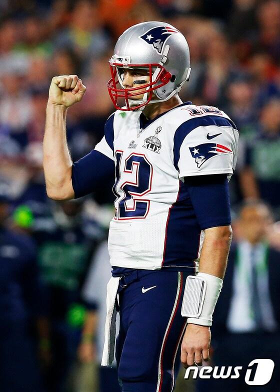 본문 이미지 - 뉴잉글랜드 패트리어츠 쿼터백 톰 브래디가 2일(한국시간) 제49회 슈퍼볼 시애틀 시호크스와의 경기에서 ⓒ AFP=News1