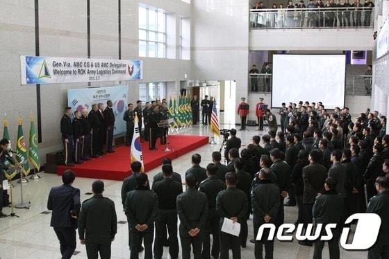 본문 이미지 - 미국 육군 군수사령관 바이아 대장이 2일 육군 군수사령부를 방문, 한미동맹과 국제 군수교류 협력의 중요성에 대해 연설하고 있다.ⓒ News1