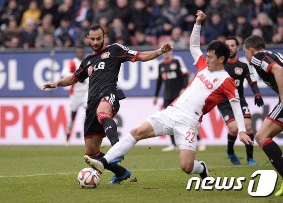 본문 이미지 - 아우크스부르크 지동원(오른쪽)이 22일(한국시간) 임풀스 아레나에서 열린 레버쿠젠과의 경기에서 상대와 볼 경합을 벌이고 있다. ⓒ AFP=News1