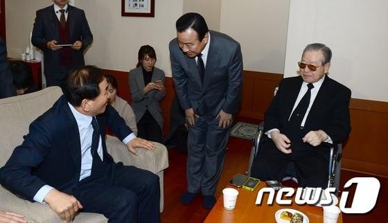본문 이미지 - 2015년 2월 22일 당시 이완구 국무총리가 서울 송파구 서울아산병원 장례식장에 마련된 김종필 전 총리(오른쪽)의 부인 故 박영옥 여사 빈소를 조문한 뒤 이재오 새누리당 의원에게 인사하고 있다. ⓒ News1 